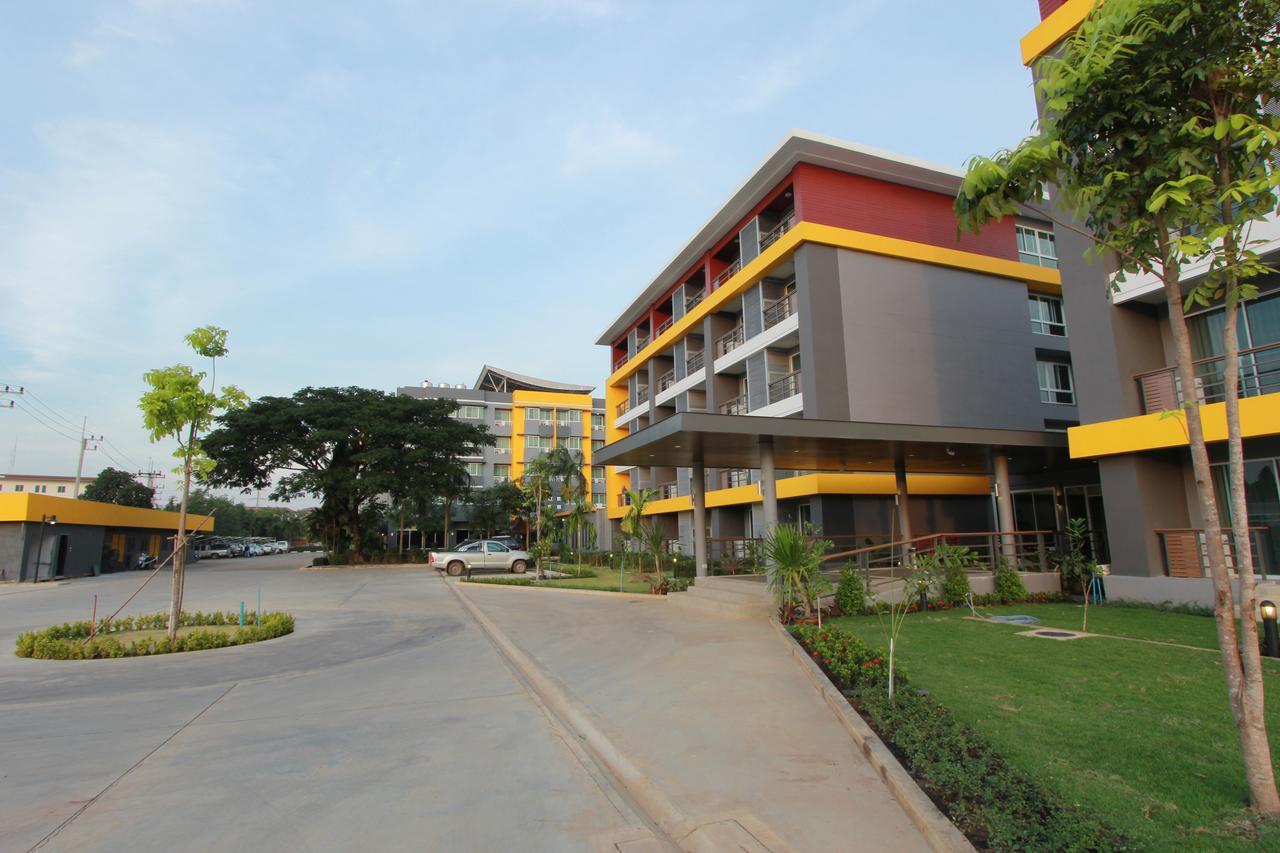 The Park 304 Executive Serviced Apartment Si Maha Phot Buitenkant foto