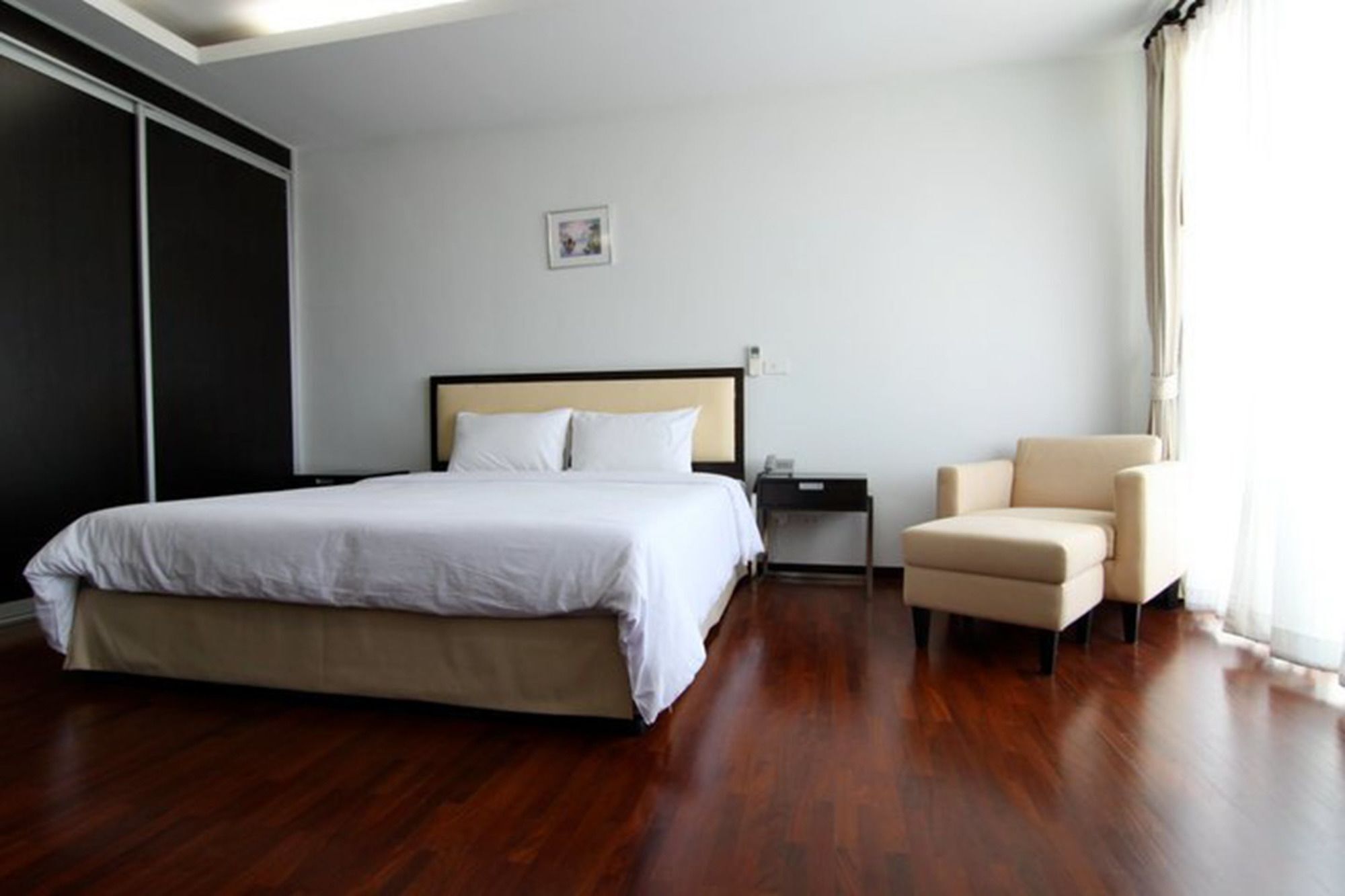 The Park 304 Executive Serviced Apartment Si Maha Phot Buitenkant foto